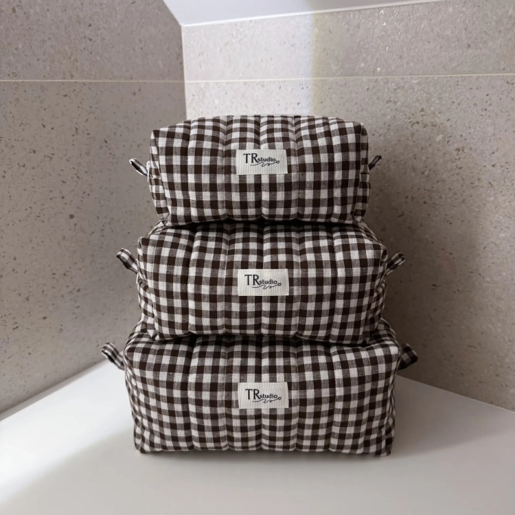 Kosmetyczka ESME - Brown Check - różne rozmiary.  Kosmetyczka bawełniana - praktyczna, lekka i estetyczna. Kosmetyczka w kratkę - brązowa .webp