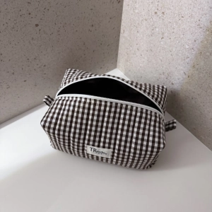 Kosmetyczka ESME - Brown Check  100% bawełna - różne rozmiary.  Kosmetyczka bawełniana - praktyczna, lekka i estetyczna. Kosmetyczka bawełniana w kratkę - brązowa